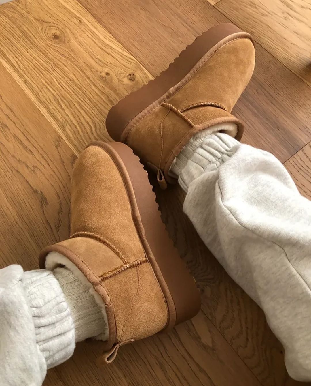 platform ugg boots ( 𝗴𝗲𝗻𝘂𝗶𝗻𝗲 𝗹𝗲𝗮𝘁𝗵𝗲𝗿 )